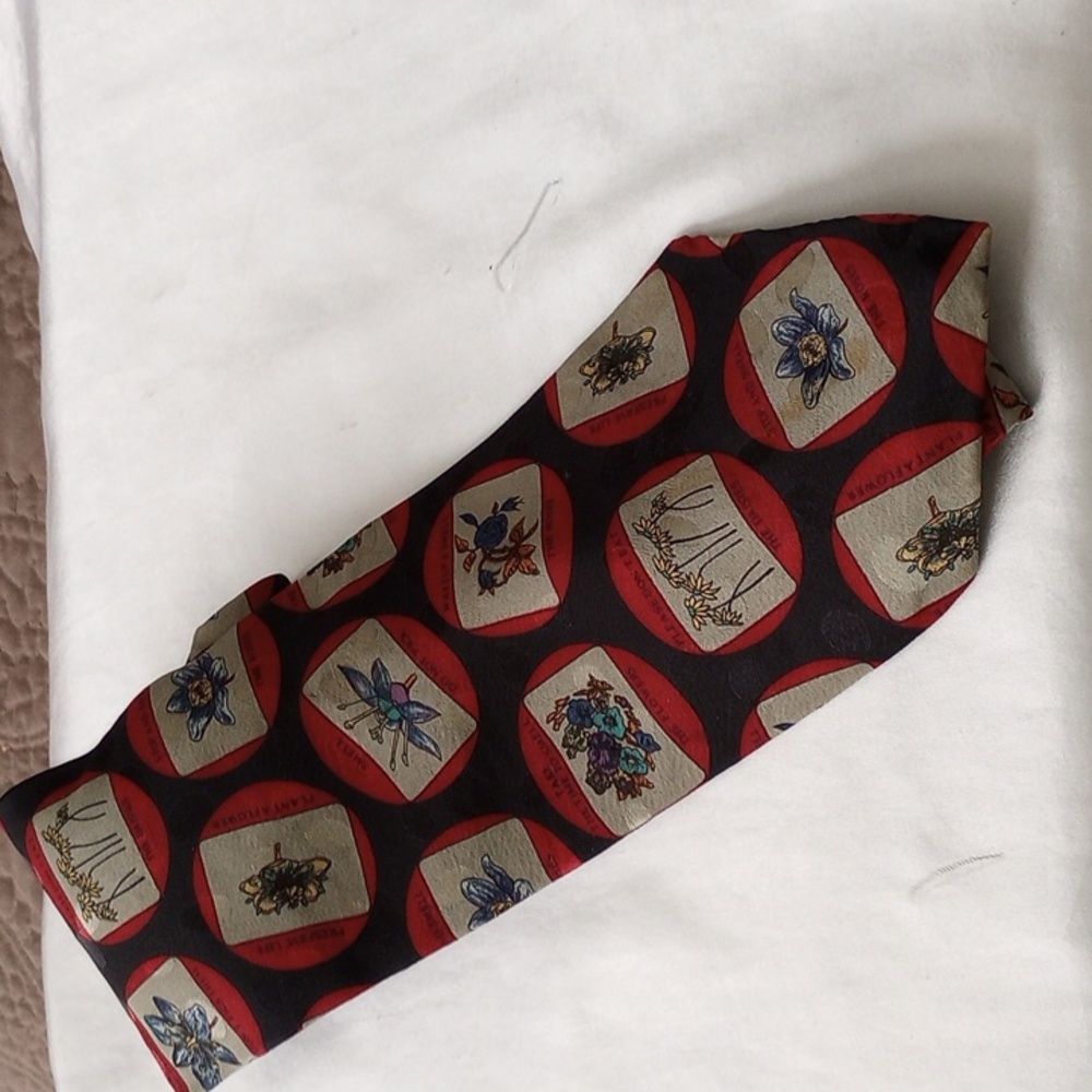 Vintage pre-owned tie. Endangered Species Tie.